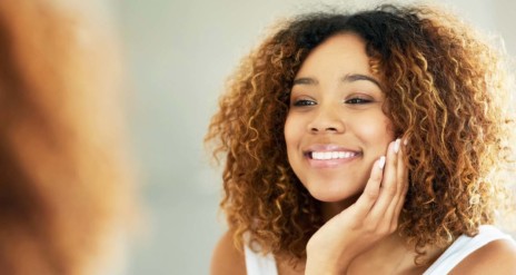 Mujer sonriendo en el espejo