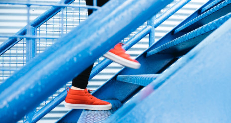 Person, die eine Treppe hinauf joggt