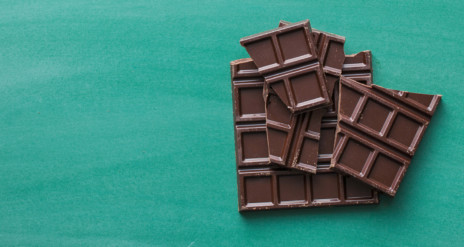 Cioccolato scuro su sfondo verde acqua