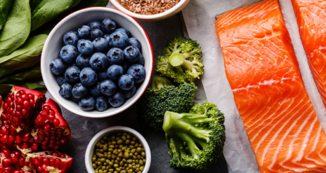 Mirtilli, salmone e broccoli sul tavolo