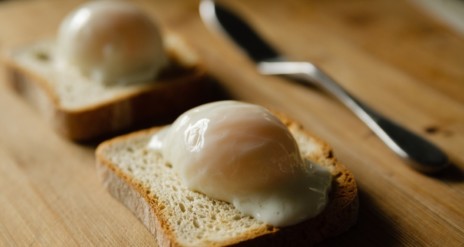 Huevos sous vide suaves sobre tostadas